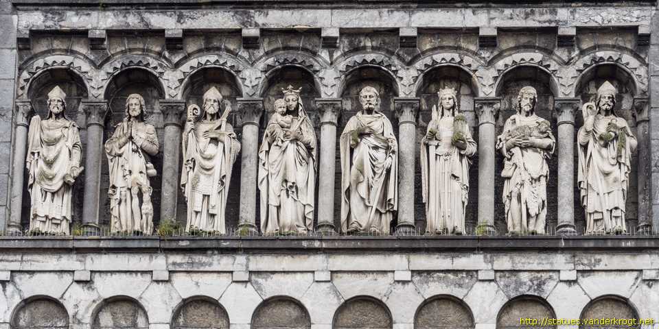 Rochefort /  Statues de saints sur l'église de la Visitation de la Sainte-Vierge