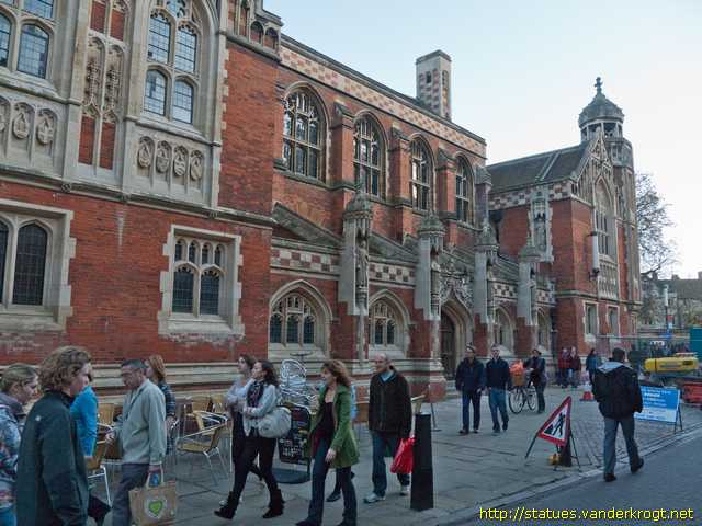 Cambridge /  Façade statues of Selwyn Divinity School