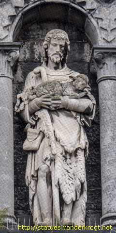 Rochefort - Statues de saints sur la façade de l'église de la Visitation de la Sainte-Vierge