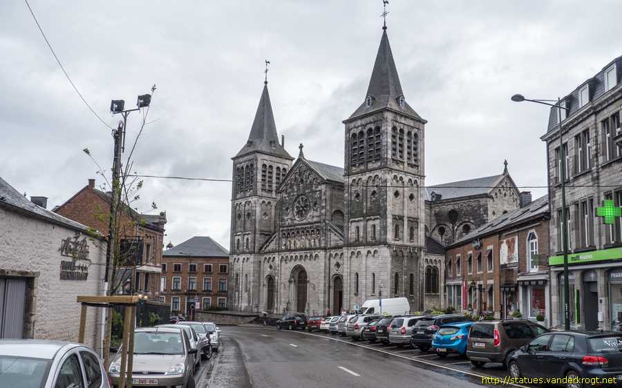 Rochefort - Statues de saints sur la façade de l'église de la Visitation de la Sainte-Vierge