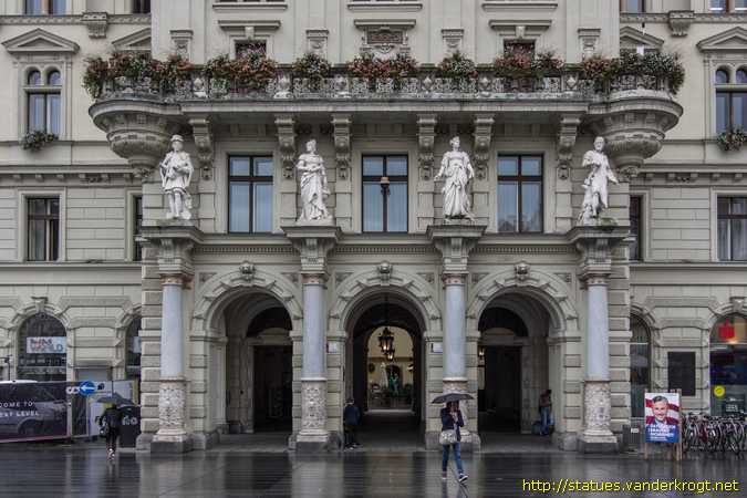 Graz /  Statuen am Frontfassade Rathaus