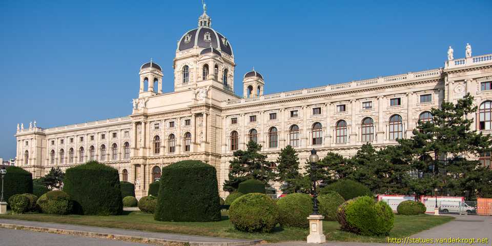 Wien /  Fassadenstatuen des Naturhistorisches Museums