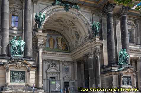 Berlin /  Statuen der Vier Evangelisten am Dom