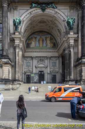 Berlin /  Mosaik "Bergpredigt" im Hauptportal des Domes