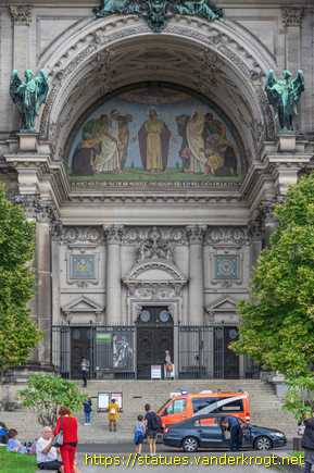 Berlin /  Bronzetüre am Hauptportal des Domes