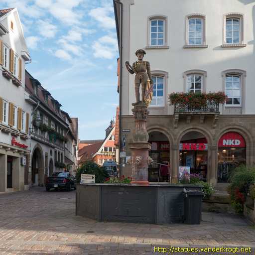 Besigheim /  Marktbrunnen mit Schildhalter