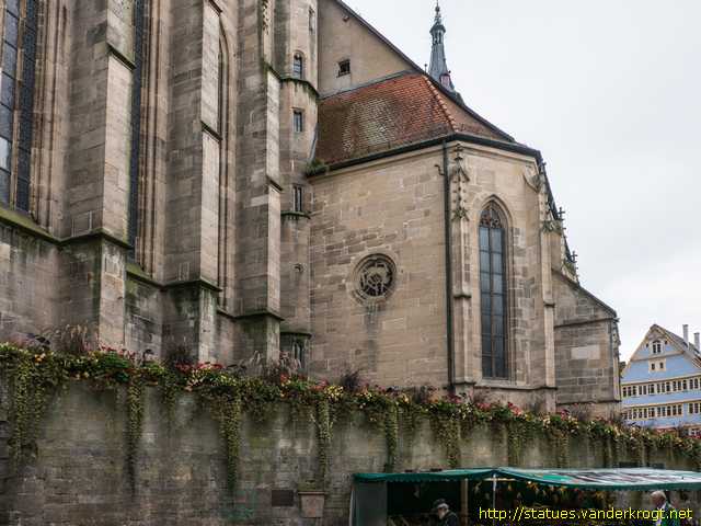 Tübingen /  Skulpturen in der Maßwerkfenster