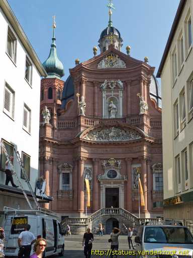 Würzburg /  Heiligenstatuen am Neumünster