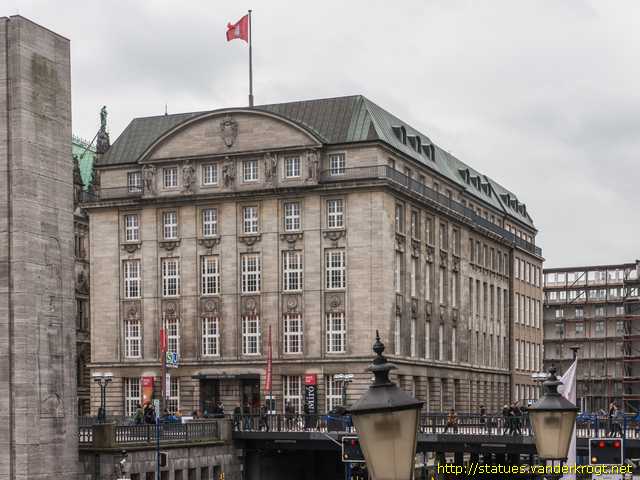 Hamburg /  Fassadenfiguren der Reichsbank
