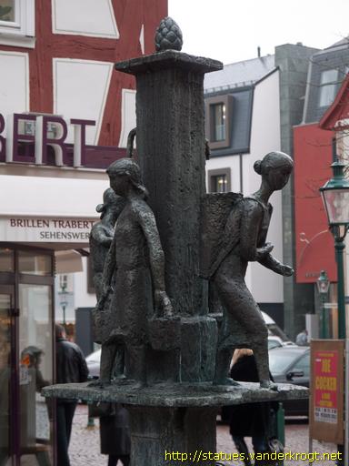 Fulda /  Brunnen mit Wasserträgerinnen
