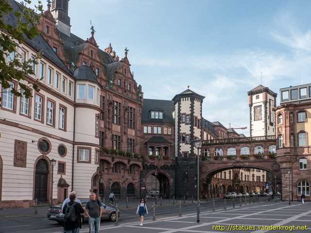 Frankfurt am Main /  Fassadenfiguren am Bürgersaalbau des Neuen Rathauses