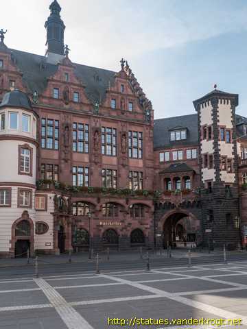 Frankfurt am Main /  Fassadenfiguren am Bürgersaalbau des Neuen Rathauses