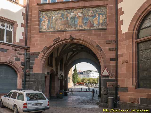 Frankfurt am Main /  Fassadenfiguren im Rathaushof