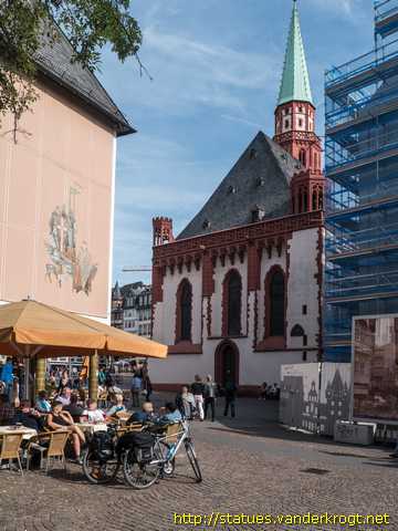Frankfurt am Main /  Fassadenfiguren Alte Nikolaikirche