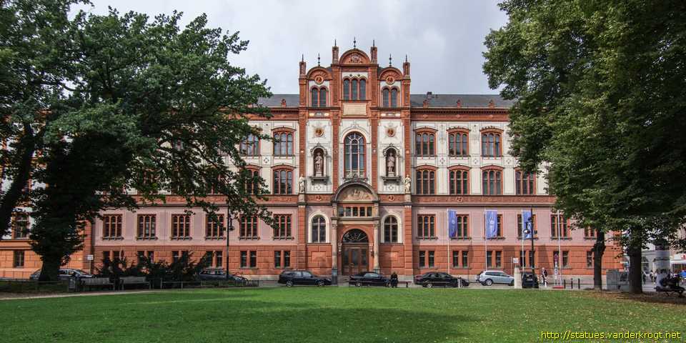 Rostock /  Fassadenskulpturen am Hauptgebäude der Universität
