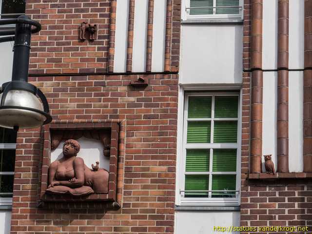 Rostock /  Greif, Frau am Fenster, Katze, Maus und Eule