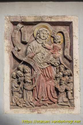 Hildesheim /  Reliefstein mit einen Schutzmantelmadonna