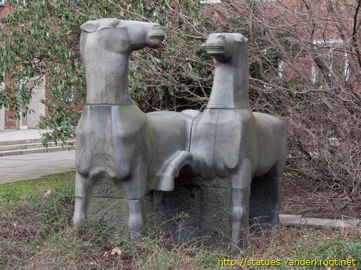 Dortmund /  Pferdeskulpturen mit Brunnen