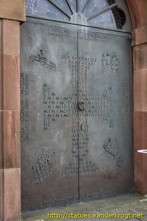 Hürtgen /  Bronzetür mit Buchstabenkreuz