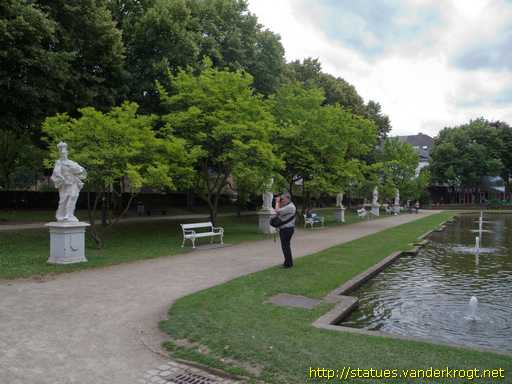 Trier /  Barocke Gartenfiguren im Palastgarten