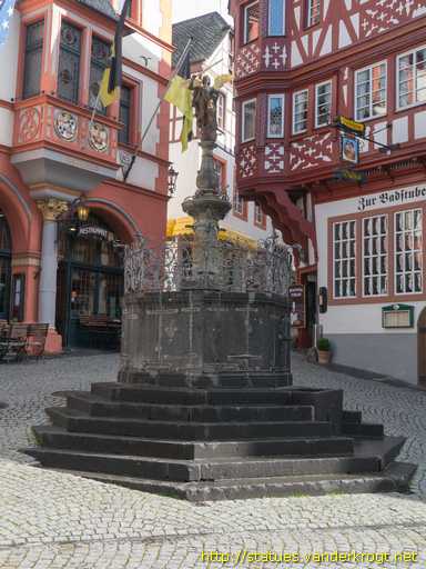 Bernkastel-Kues /  Marktbrunnen mit Michaelsfigur