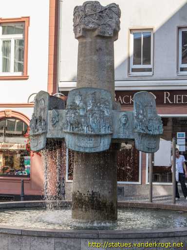 Bingen am Rhein /  Markbrunnen mit Motiven aus der Binger Geschichte