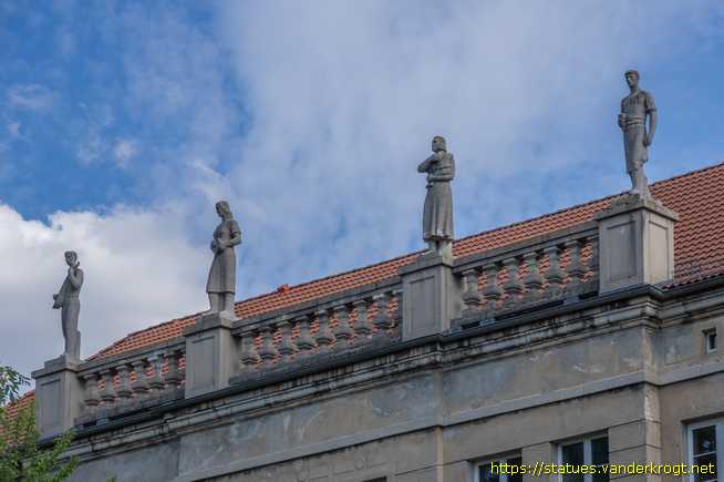 Dessau /  Vier Statuen von Männern und Frauen