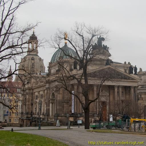 Dresden /  Fassadenskulpturen an der Ausstellungsgebäude