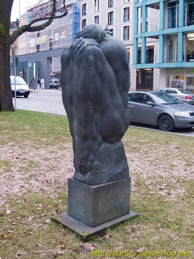 Dresden /  Großer trauernder Mann, den Opfern des 13. Februar 1945 gewidmet