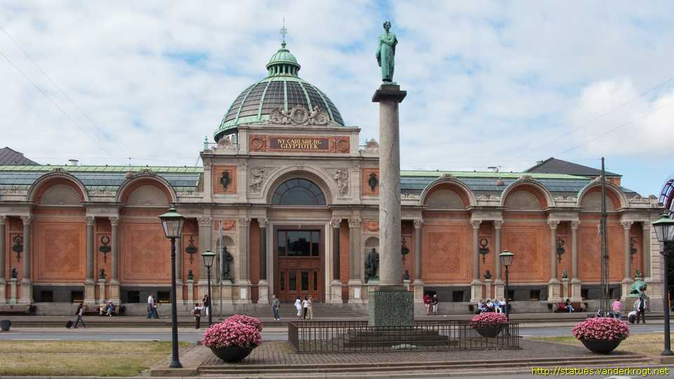 København /  Statuer og Buster på facaden af Ny Carlsberg Glyptotek