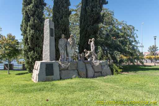 Badajoz /  Monumento 'Los Monteros' a Adelardo Covarsí