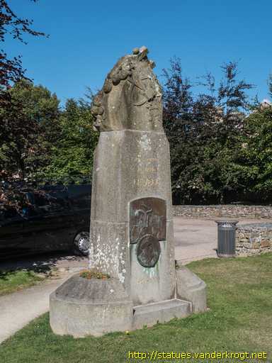 Bricquebec /  Monument aux frères Frémine et à Le Véel