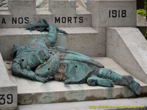 Bergues /  Monument aux Morts de 1914-18 (1939-45)