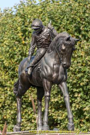 Lamorlaye /  Statue équestre d'un jockey