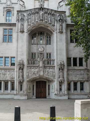 London /  Sculptures at the front façade of Middlesex Guildhall