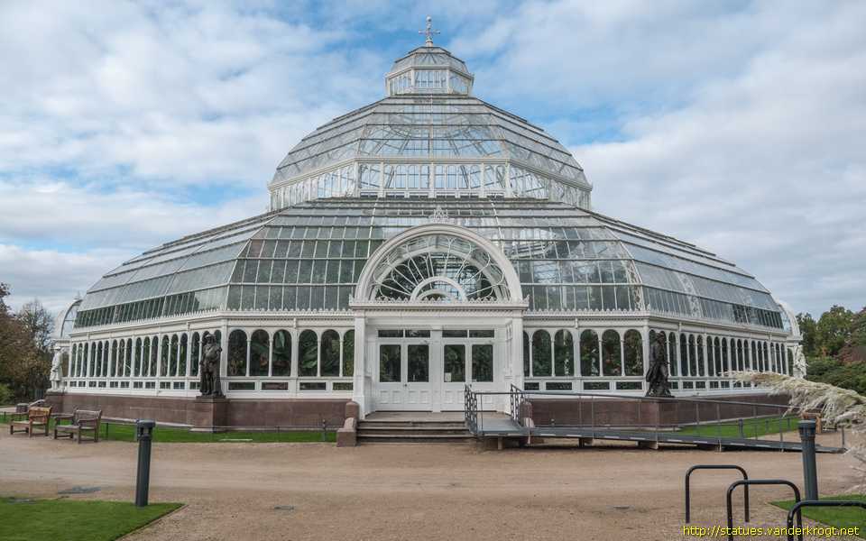 Liverpool /  Palm House Statues