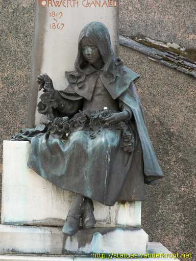 Llansannan /  Statue of the Little Girl - Cerflun y Ferch Fach