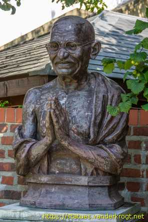 Hull /  Mahatma Gandhi