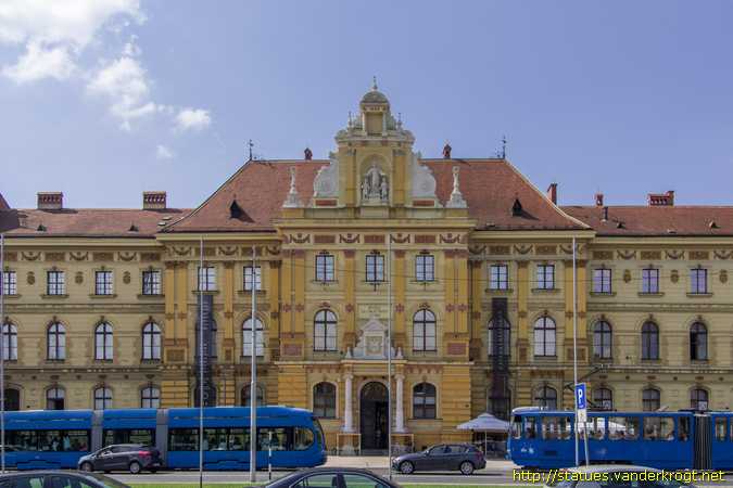 Zagreb /  Kip s fasade Muzeja za umjetnost i obrt