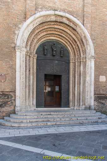 Cesena /  Porta in bronzo di San Giovanni Battista