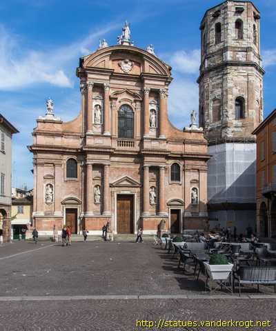 Reggio nell'Emilia /  Statue dei Santi alla Basilica di San Prospero