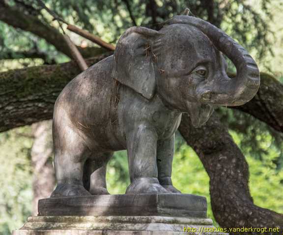 Reggio nell'Emilia /  Fontana con l'elefante