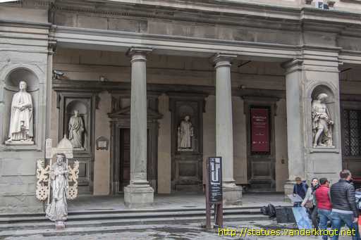 Firenze /  Statue degli illustri toscani nel loggiato degli Uffizi