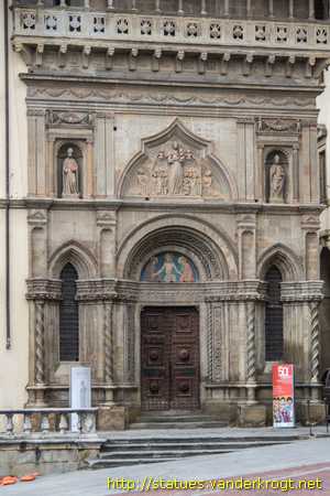 Arezzo /  Sculture alla facciata del Palazzo della Fraternita dei Laici