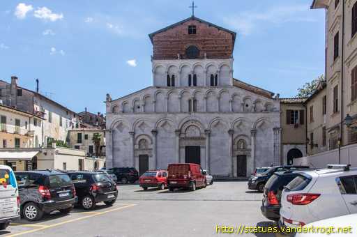 Lucca /  Sculture alla Chiesa di Santa Maria Forisportam