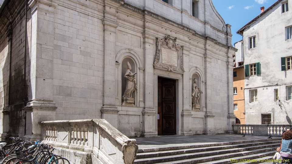 Lucca /  Statue dei Santi alla Chiesa dei Santi Paolino e Donato