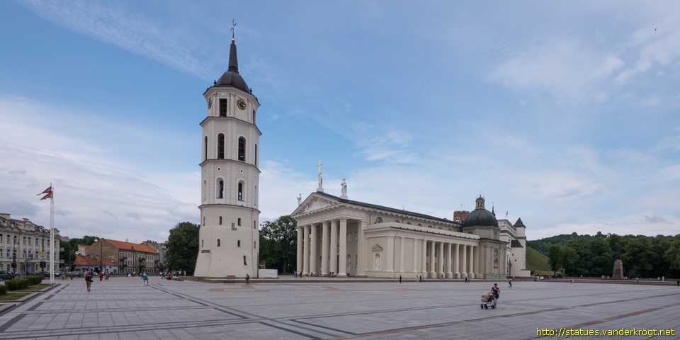 Vilnius /  Skulptūros katedros išorėje
