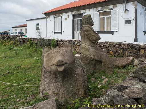 Porto Judeu /  Estátua inacabada de um homem e um cão