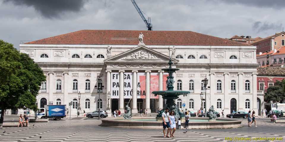 Lisboa /  Esculturas na fachada do Teatro Nacional Dona Maria II