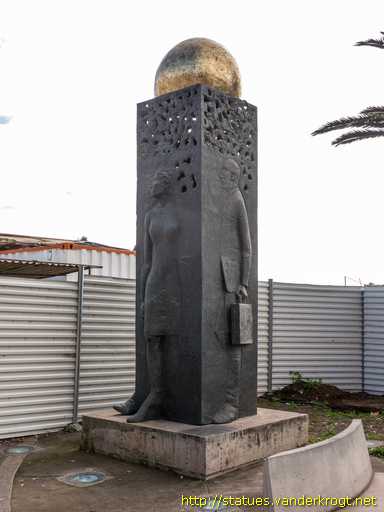 Funchal /  Monumento ao Empresário Madeirense
